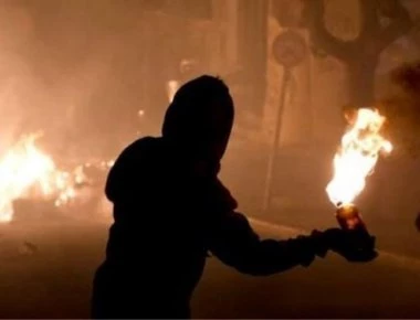 Επίθεση κατά διμοιρίας ΜΑΤ στα Εξάρχεια